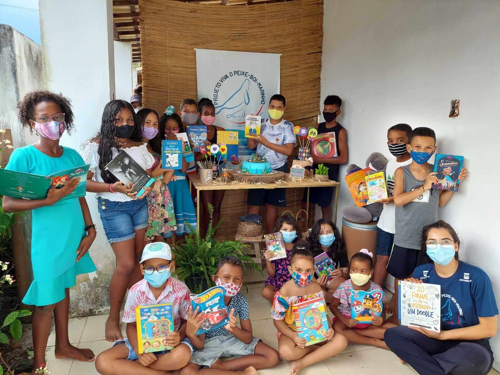 Crianças do povoado de Coqueiro, no litoral norte da Bahia, ganham biblioteca reformada